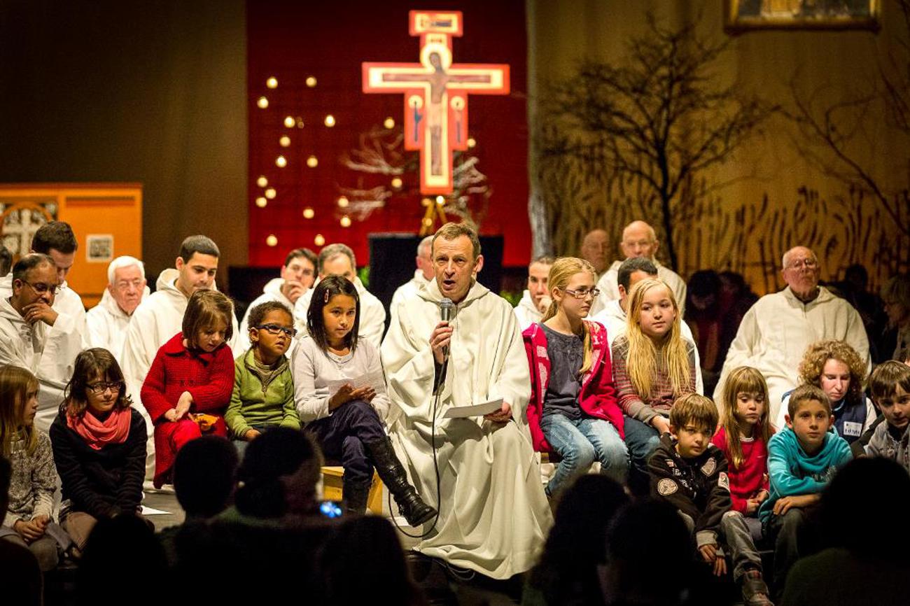 Frère Alois, Prior der Communauté von Taizé, mit Kindern am 36. Europäischen Jugendtreffen vom 28. Dezember 2013 bis 1. Januar 2014 in Strassburg. | wikimedia/Claude Truong-Ngoc/cc-by-sa