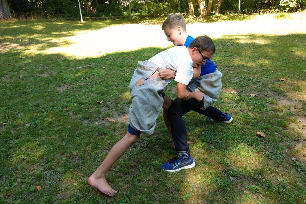 Simon Lerch und Marco Tobler schwingen im Jugendlager «iMove». Der Kirchenrat will junge Menschen wie sie stärker zum Mitreden animieren.