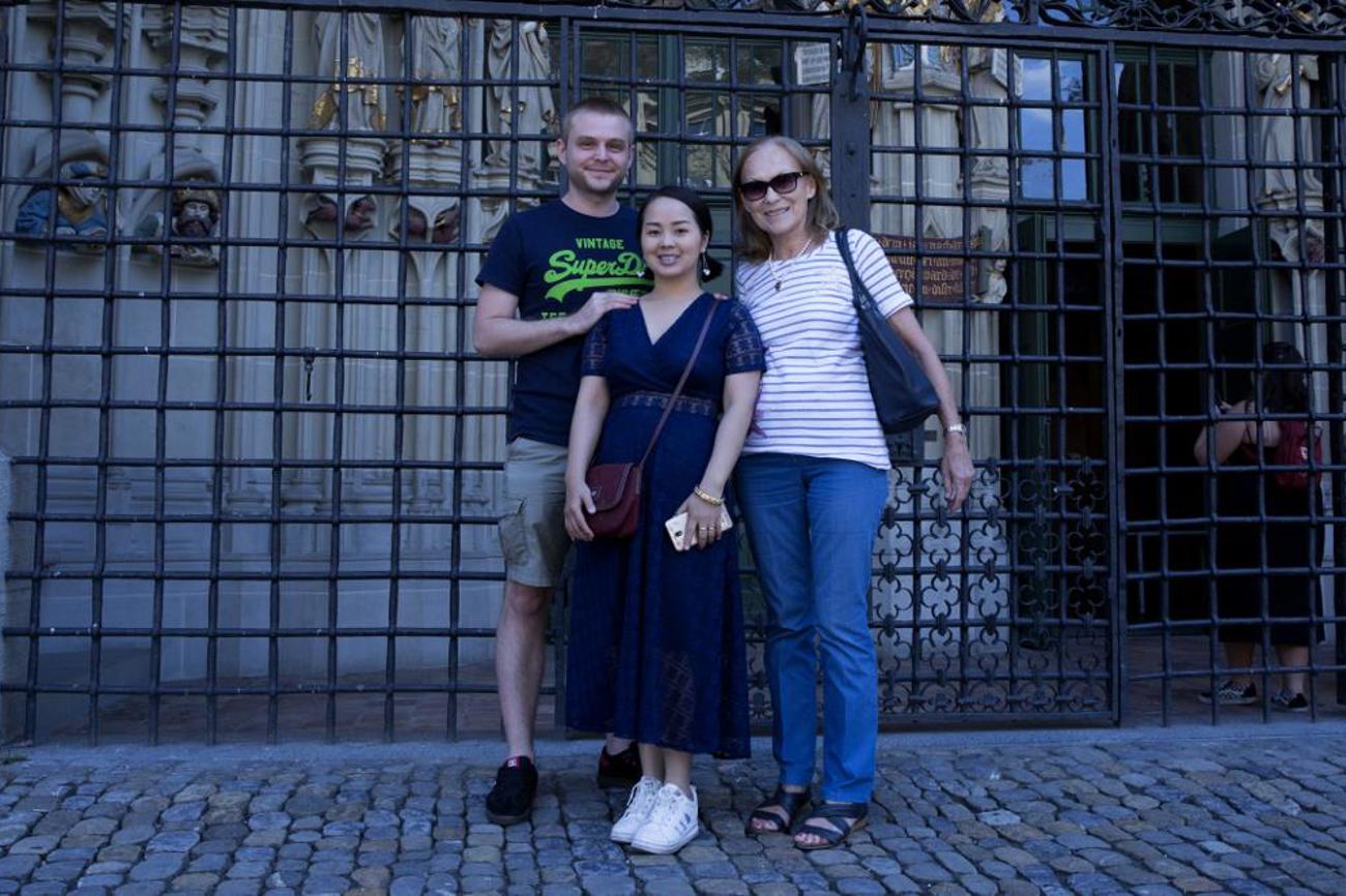 Evelyn Riedener (rechts) freut sich auf das traditionelle Risottoessen auf dem Dorfplatz. Patrick Riederer bedauert es, dass er als Auslandschweizer den 1. August in Laos nicht feiern kann. Tia Muas feiert den Nationalfeiertag in Laos nicht.