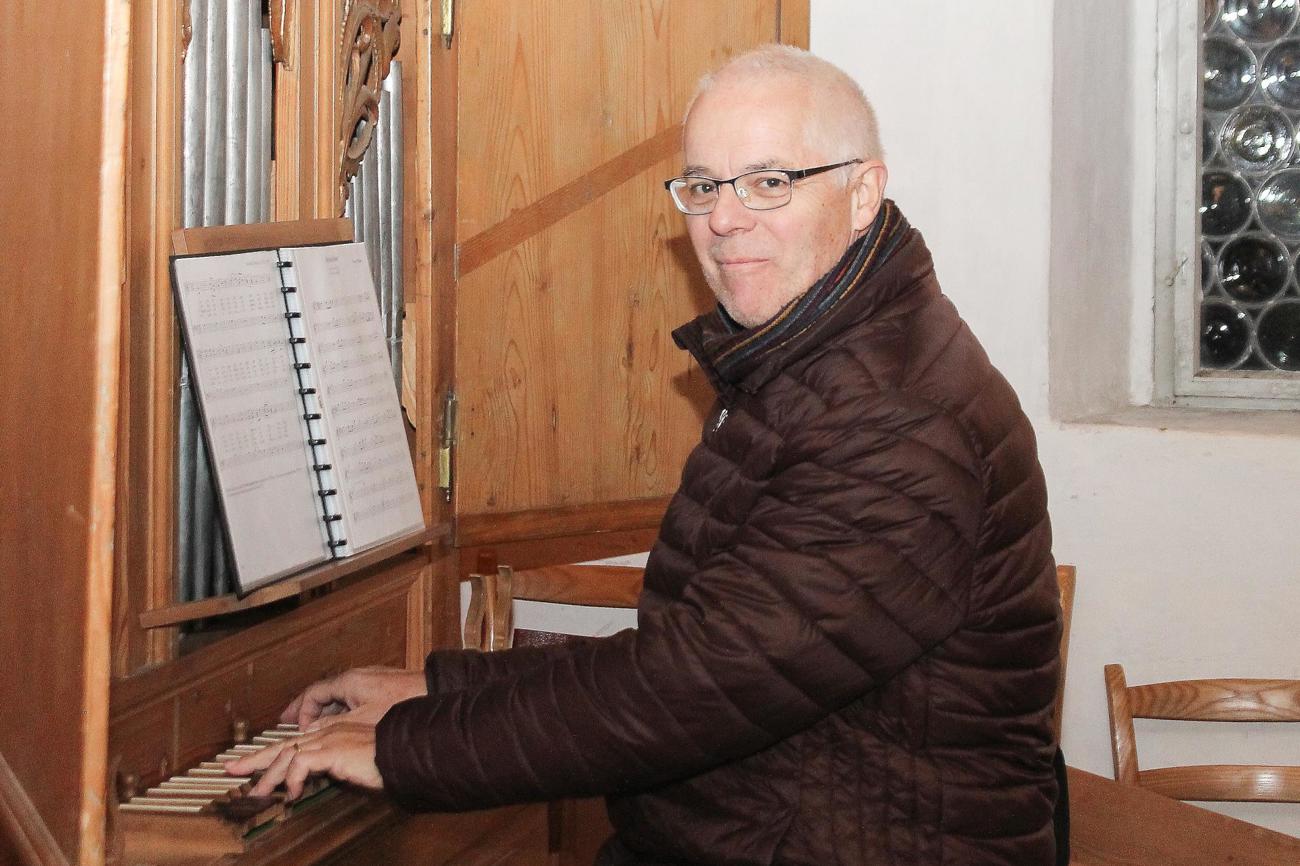 Pascal Miller an der Orgel in Oetlishausen, wo seit zwei Jahrhunderten Lieder von Tersteegen gespielt werden. (Bild: zVg)