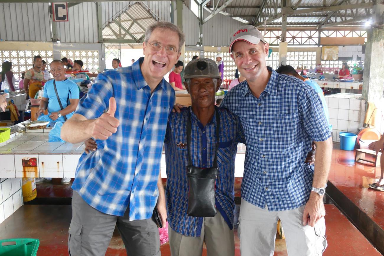 Begegnungen auf dem Fischmarkt von Kudat.
