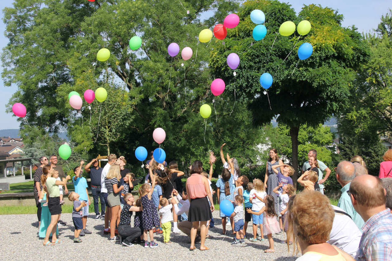 Die Wünsche der Kinder steigen mit Ballonen in den Himmel. Schulanfangsgottesdienst in Niederuzwil. Foto: Cecilia Hess-Lombriser