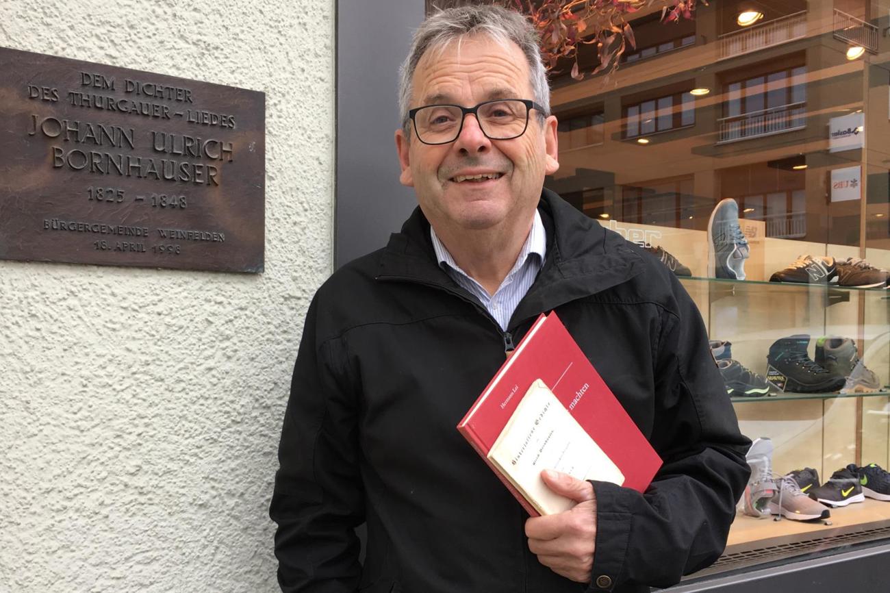 Der Weinfelder Bürgerarchivar Franz Xaver Isenring vor der Bornhauser-Tafel am Schuhhaus Tiefenbacher. (Bild: es)