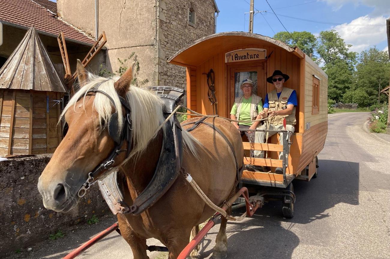 Pfarrehepaar Corinne und Thomas Michel-Kundt auf einem ihrer Pferdewagen. (Bild: zVg)