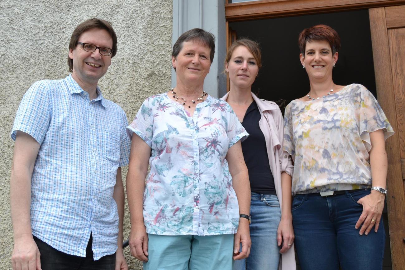 Ein Erinnerungsbild zum Abschied in den Ruhestand: tecum-Miarbeiterin Bernadette Oberholzer (zweite von links) umrahmt vom tecum-Team mit tecum-Leiter Pfarrer Thomas Bachofner (links) und den tecum-Mitarbeiterinnen Fabienne Dudler, Sekretärin (dritte von links) und Jasmin Hanselmann, Kursadministration (rechts). (Bild: pd)