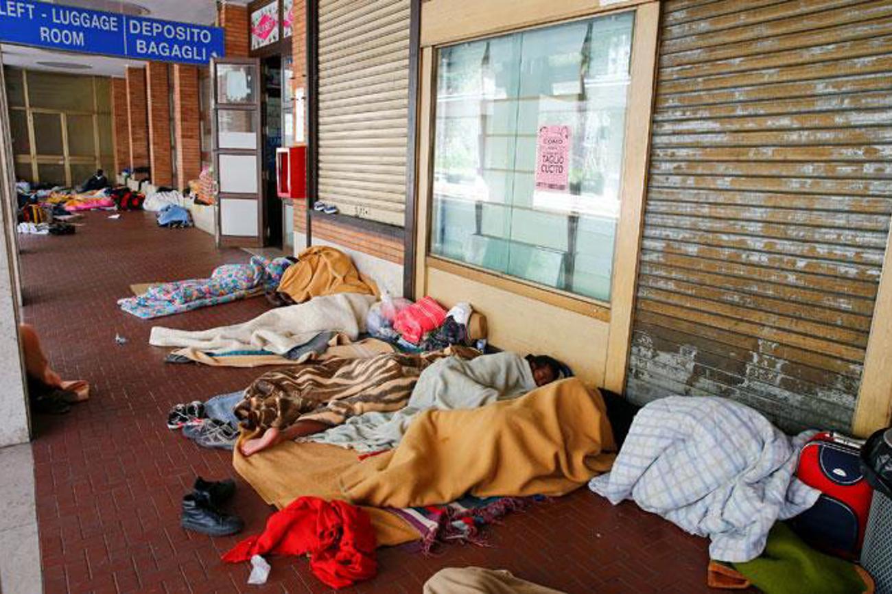 Flüchtlinge übernachten am Bahnof in Como. | reuters