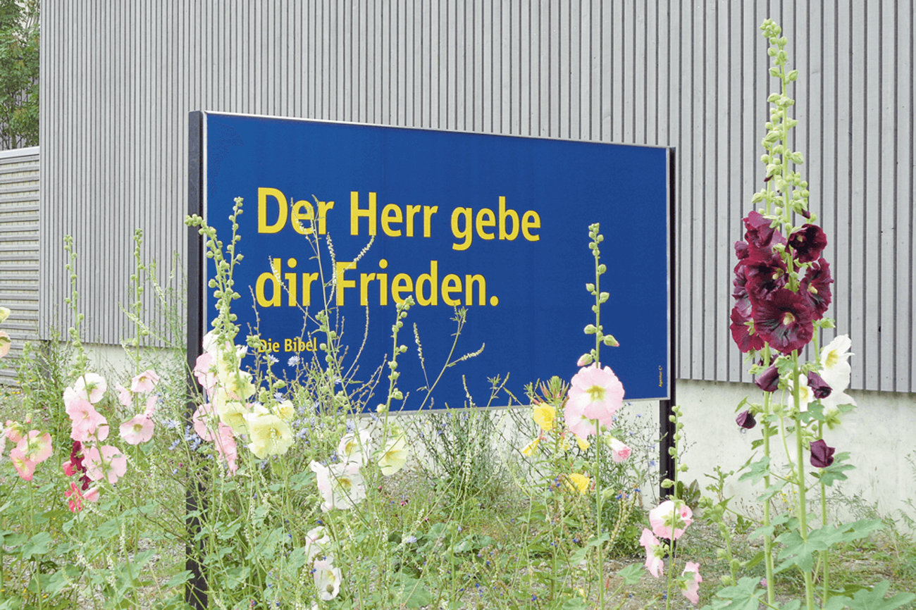 Wer kennt sie nicht: Die Bibelzitate in grossen gelben Lettern auf blauem Grund finden sich überall in der Schweiz. | Foto: Agentur C