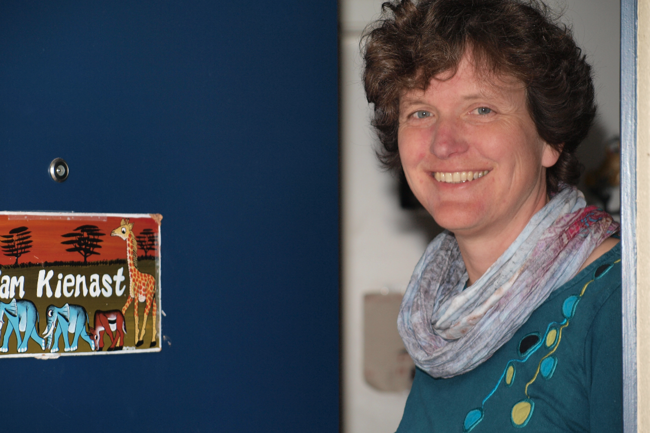 Pfarrfrau Elisabeth Kienast öffnet die Wohnungstür auch für pfarramtliche Besuche.