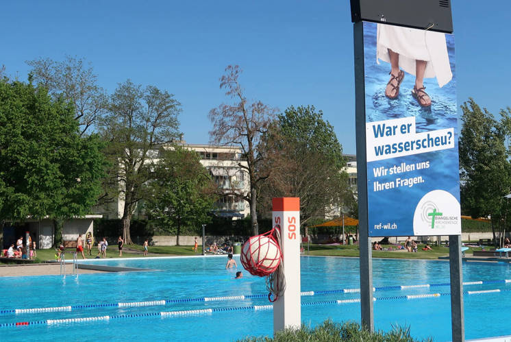 Kirchgemeinde für «freches» Plakat ausgezeichnet