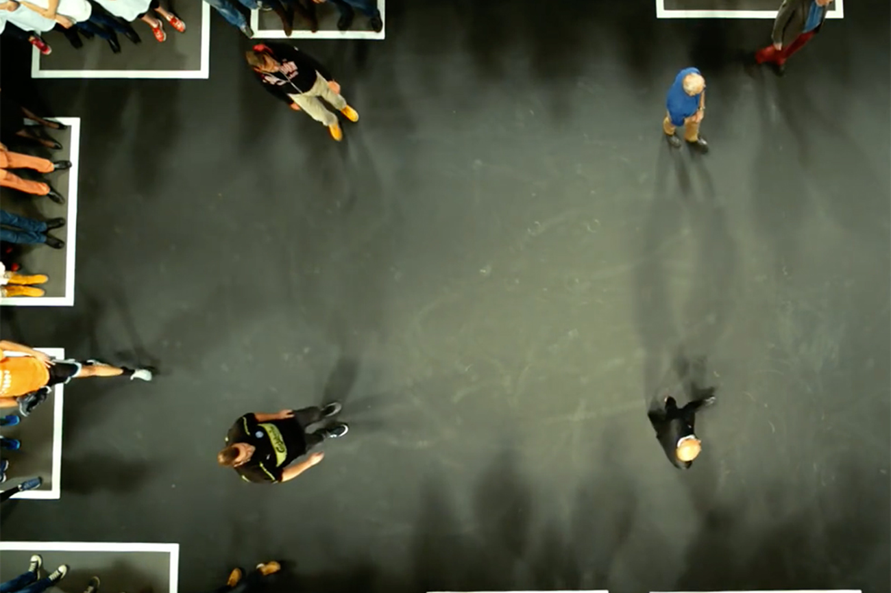 Die Konstruktion von Feindbildern folgt gängigen Mustern der Entmenschlichung und Reduzierung. Wer anders fragt, durchbricht die eigenen Vorurteilsmauern. Menschen können aufeinander zu gehen.