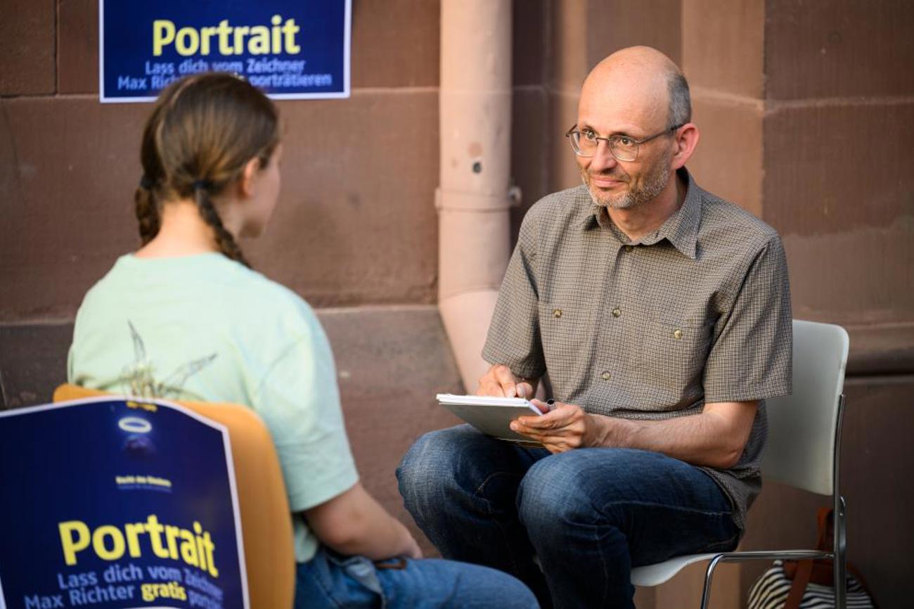 Die Besucherinnen und Besucher konnten sich vom Zeichner Max Richter porträtieren lassen.