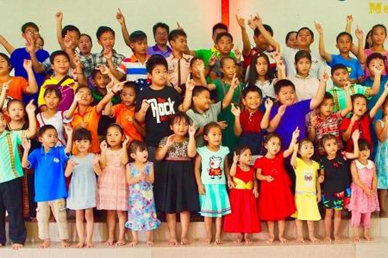 Kinder singen im Gottesdienst in Tangkarasan.