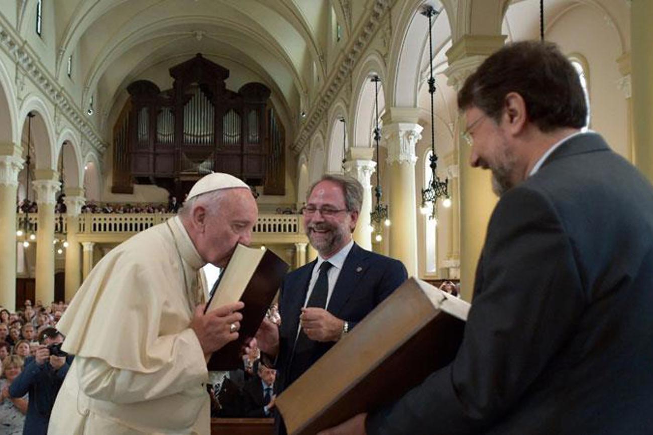 Franziskus besucht 2015 als erster Papst die Synode der reformierten Kirche der Waldenser in Torre Pellice in Italien, hier mit Eugenio Bernardini (Mitte), dem Moderator der Synode, und Pfarrer Paul Ribet von der Evangelischen Kirche von Turin. | KNA-Bild
