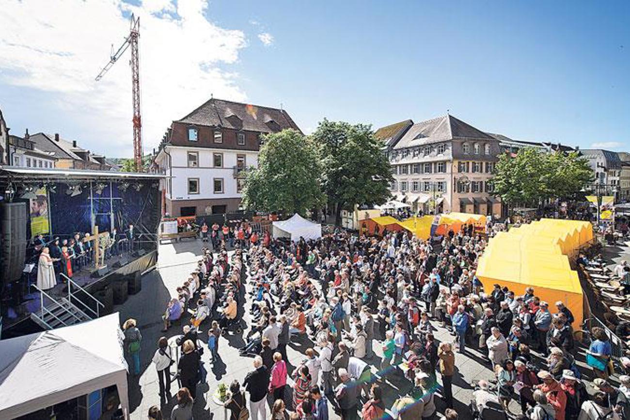 Grosses Publikum auf dem Marktplatz in Lörrach: Eröffnungsandacht beim letzten Kirchentag am Rheinknie am 24. Mai 2014.|Dominik Plüss