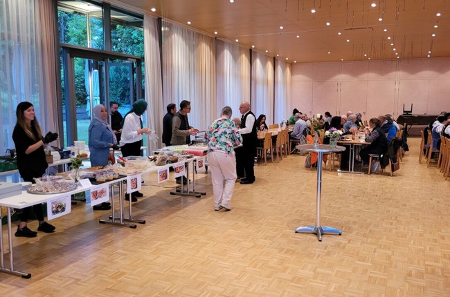 Während oben in der Kirche gejodelt, getanzt und geknobelt wird, geht es unten im Kirchgemeindehaus gemütlich zu und her. Foto: sd 