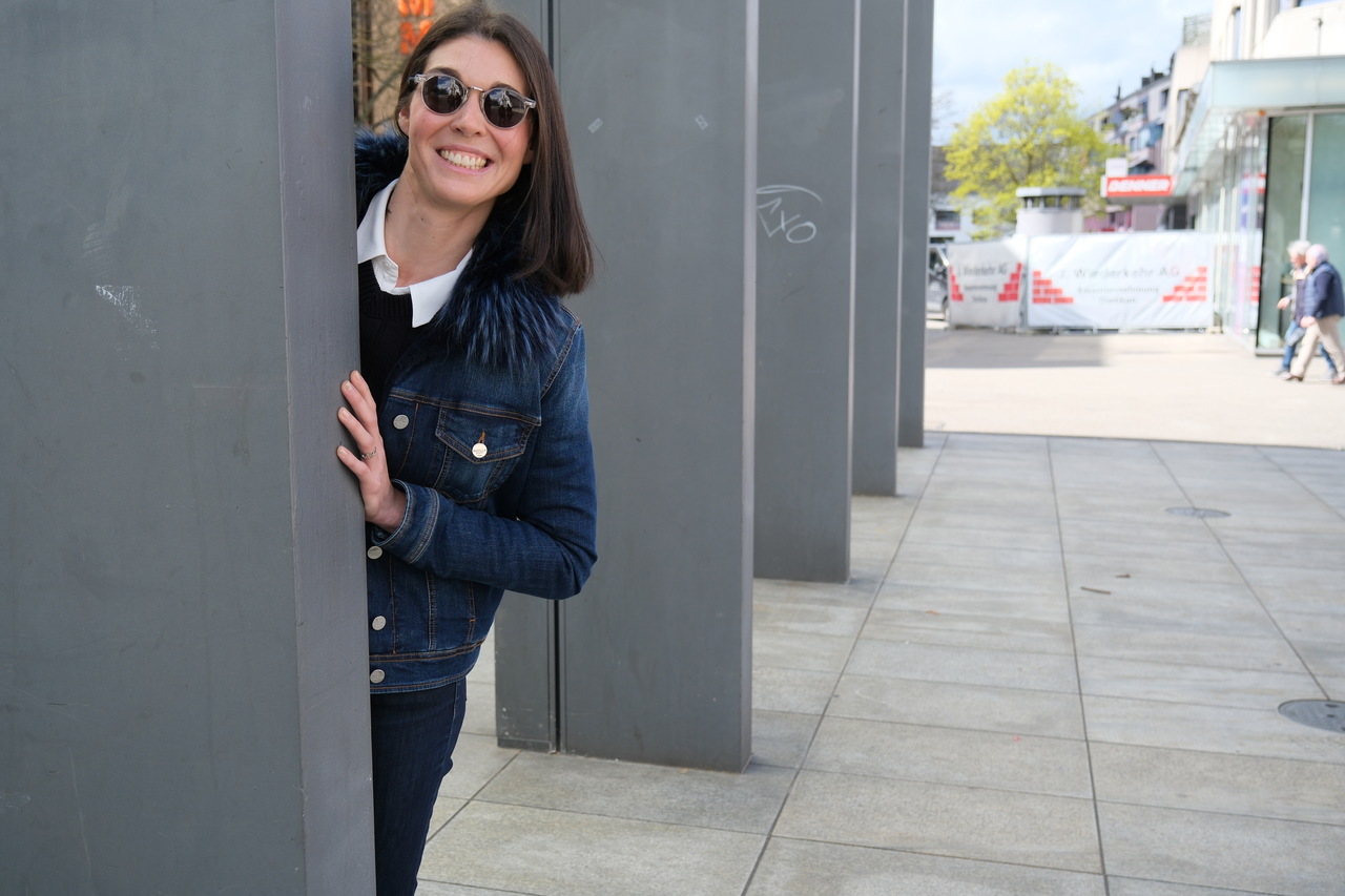 «Wenn die Sonne stark scheint, sehe ich grosse Farbflächen, sonst ist alles nur grau und fleckig», sagt Bernarda Brunovic. Foto: Reinhold Hönle