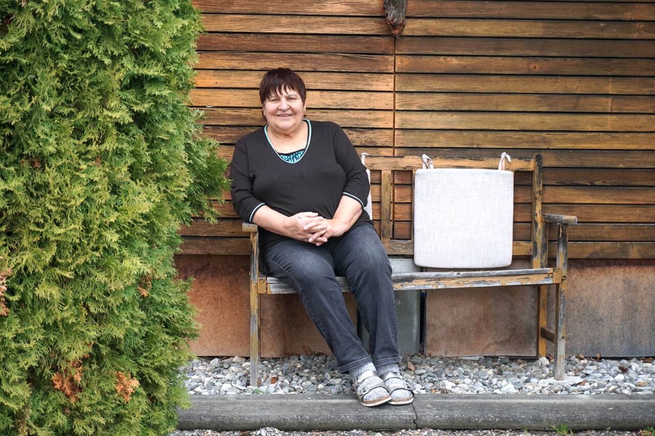 Edith Weder (77) im Garten vor ihrem Haus in Lienz im Rheintal. Vor dem Bänkli unter der Thuja ist die Asche ihres Mannes vergraben. «Wer zuerst geht, kann wählen, ob rechts oder links», pflegte er zu scherzen. Foto: sd