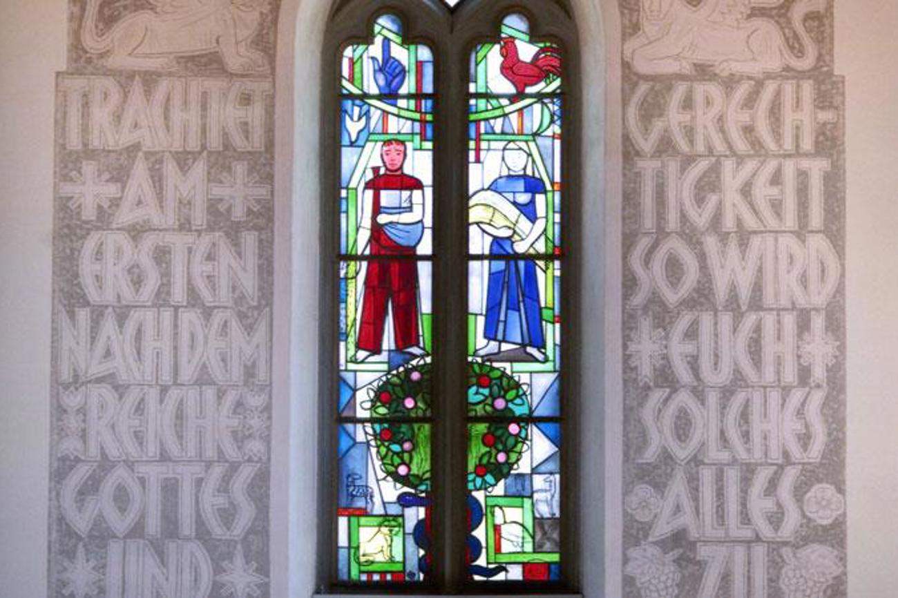 Glasfenster von Walter Eglin aus dem Jahr 1960 in der Kirche Diegten. Das Sgraffito, welches das Fenster umrahmt, ist Eglins Konfirmationsspruch «Trachtet am ersten nach dem Reiche Gottes und Seiner Gerechtigkeit, so wird euch solches alles zufallen».