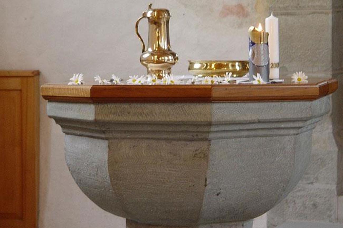 Die Taufe ist kostenlos und in jedem Alter möglich. Im Bild: Reformierter Taufstein der Kirche Burg SH.