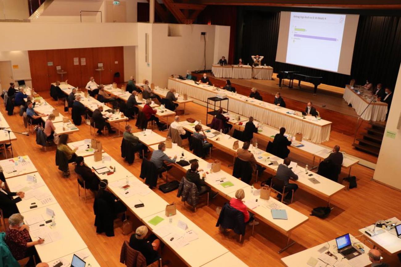 Die Synodalen diskutierten die totalrevidierte Kirchenordnung. | ERKBL