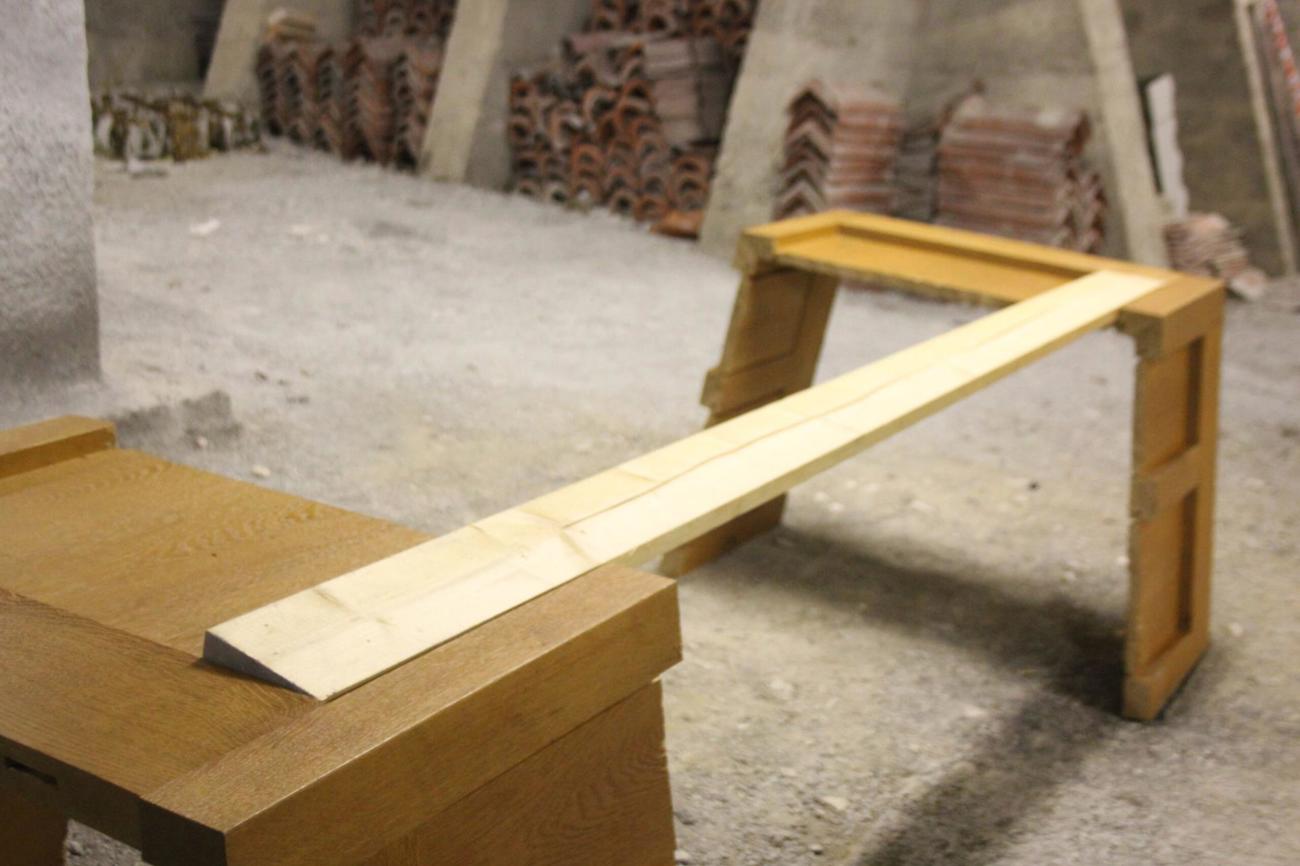 Aus alt mach neu: Teile der Kanzel werden zu einem Tisch zusammengebaut.