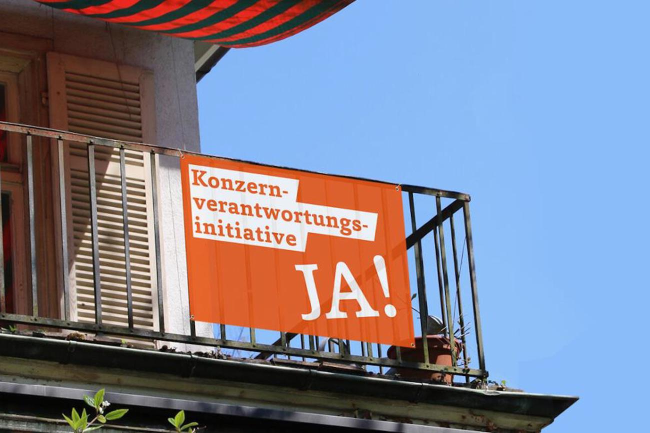 Auf vielen Balkonen wirbt die orange Fahne für ein Ja zur Konzernverantwortungsinitiative.