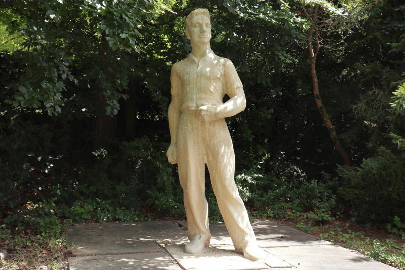 Kunst auf dem Friedhof: Der «Arbeiter» (1943) von Ernst Suter steht auf dem Grab des Basler Regierungs- und Nationalrats Fritz Hauser (1884–1941). | Karin Müller