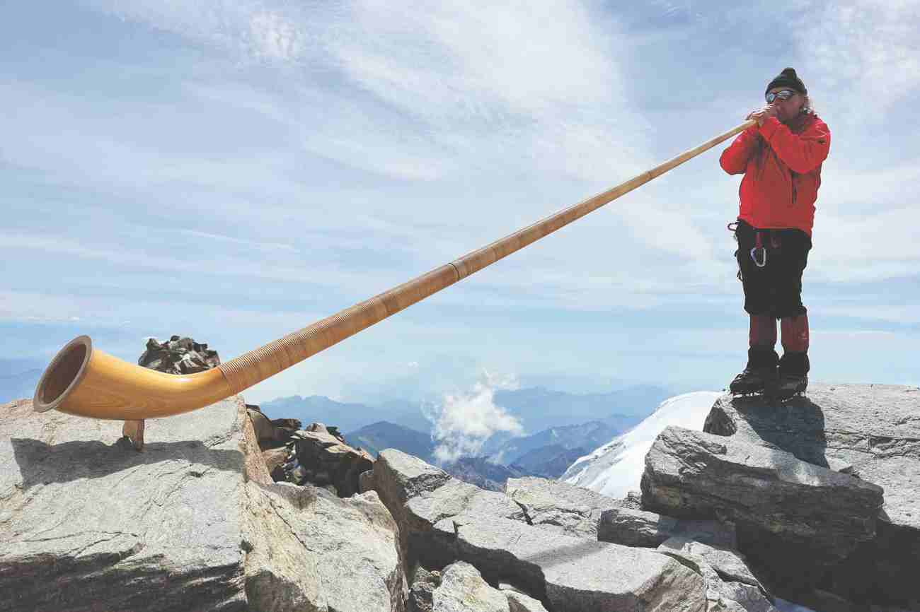 Dänu Wisler spielt seine Hymne auf der Dufourspitze. Foto: Cindy Guillet / zvg