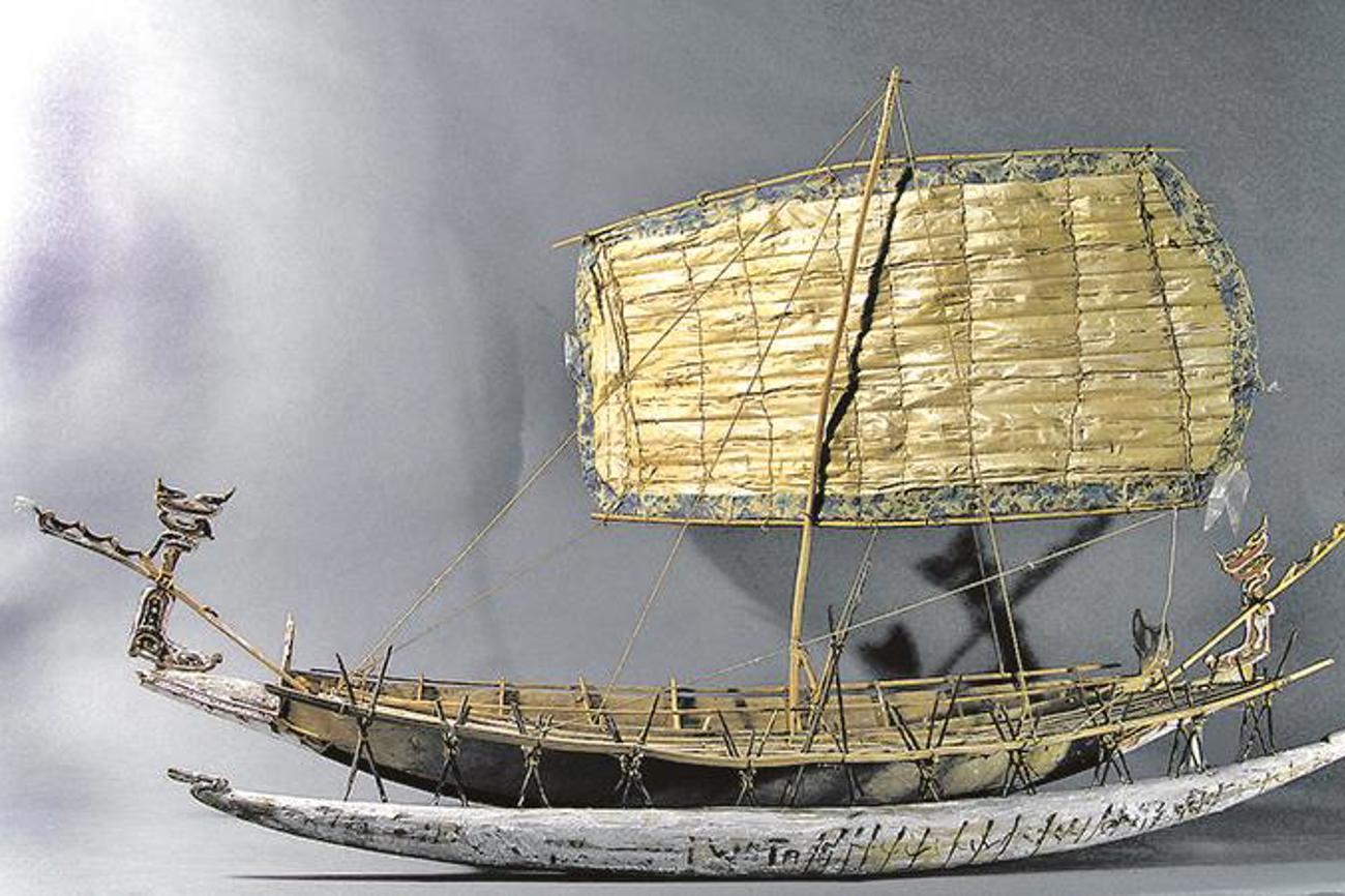 Das Bild zeigt das Modell eines Schiffes aus Papua-Neuguinea aus dem Fundus des Museums der Kulturen.Das Schiff steht nun im Basler Münster..