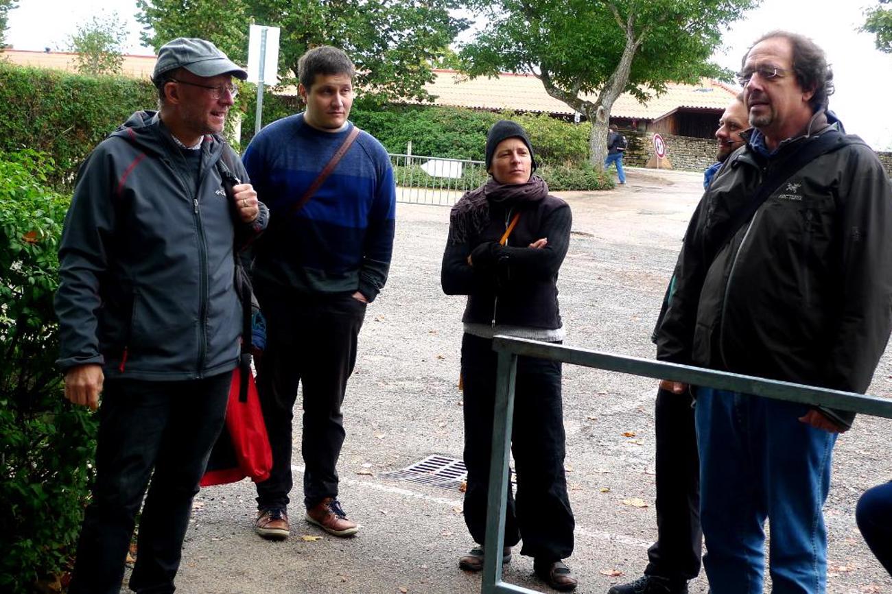 Lektion im Freien (links Ralph Kunz): «Ich lernte mehr über Seelsorge in Gemeinschaft. Was ich hier erlebt habe, die Tagzeitengebete, die vielen Gespräche, sie füllen meine Schale; meine Batterien werden aufgeladen, meine Seele wird gebadet. Das öffnet meinen Seelsorge-Begriff.» Nicole Bruderer (43) | Esther R. Suter
