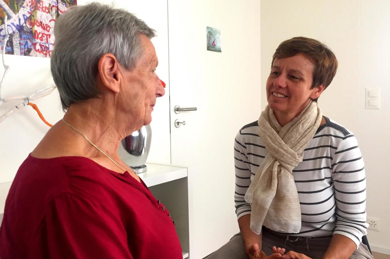 Setzt sich dafür ein, dass Menschen mit Demenz und ihre Angehörigen ein gutes Leben führen können: Neuropsychologin Heidi Schänzle-Geiger (rechts). (Bild: pd)