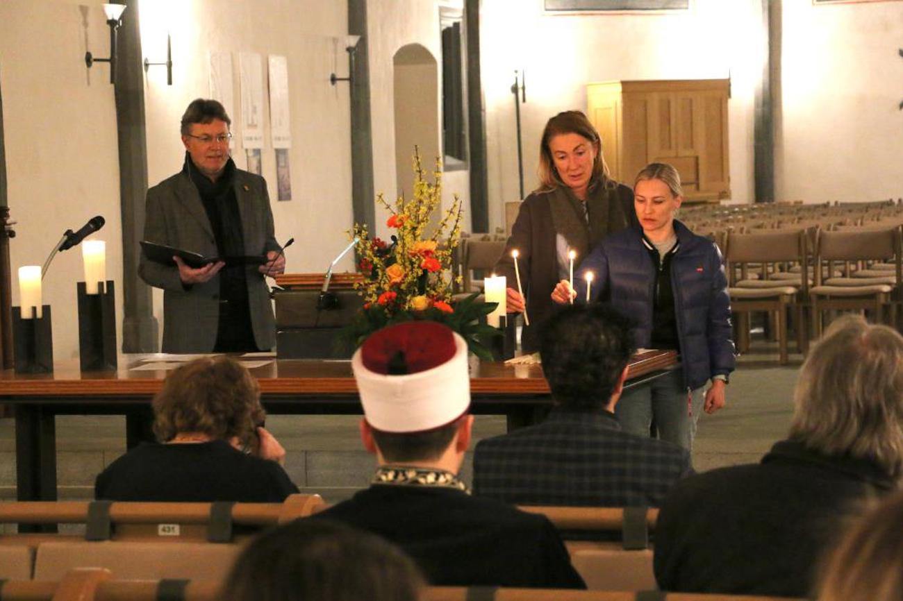 Am Friedensgebet im St. Johann in Schaffhausen wurden gemeinsam Kerzen für den Frieden entzündet. | Doris Brodbeck