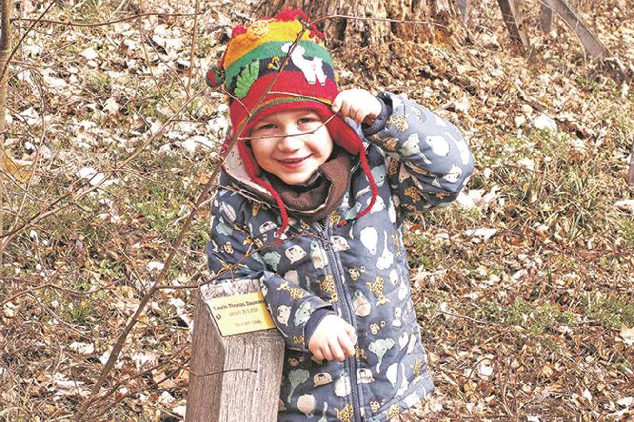 Laurin Baumann zeigt stolz seinen Taufbaum im Wald bei Herblingen. |schneider
