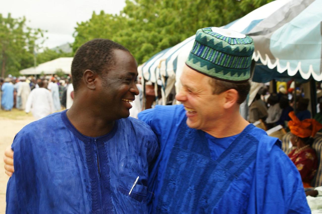 Zusammenarbeit auf Augenhöhe: Jochen Kirsch umarmt einen Kollegen der nigerianischen Partnerkirche. (Bild: pd)