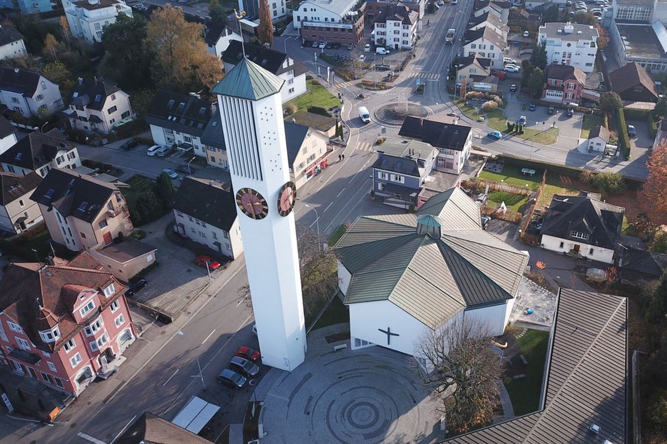 Das Dach der Wiler Kreuzkirche soll dereinst 85 000 kWh Strom pro Jahr liefern. Foto: Markus Graf
