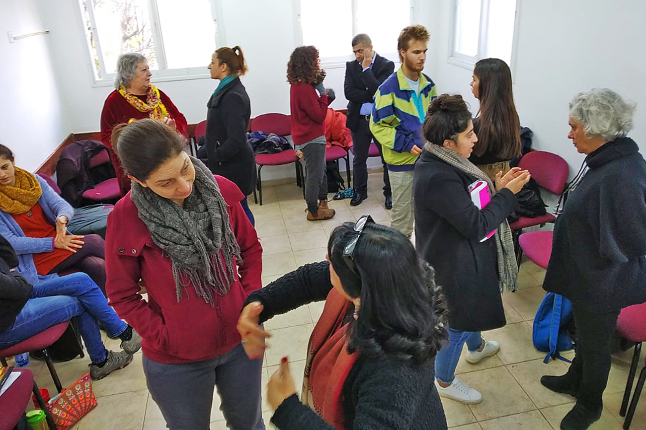 Wenn sich Situationen zuspitzen, dann versammeln sich die Leute vom Dorf unter der Leitung der Friedensschule zu Dialogsessions. | photos.wasns.org