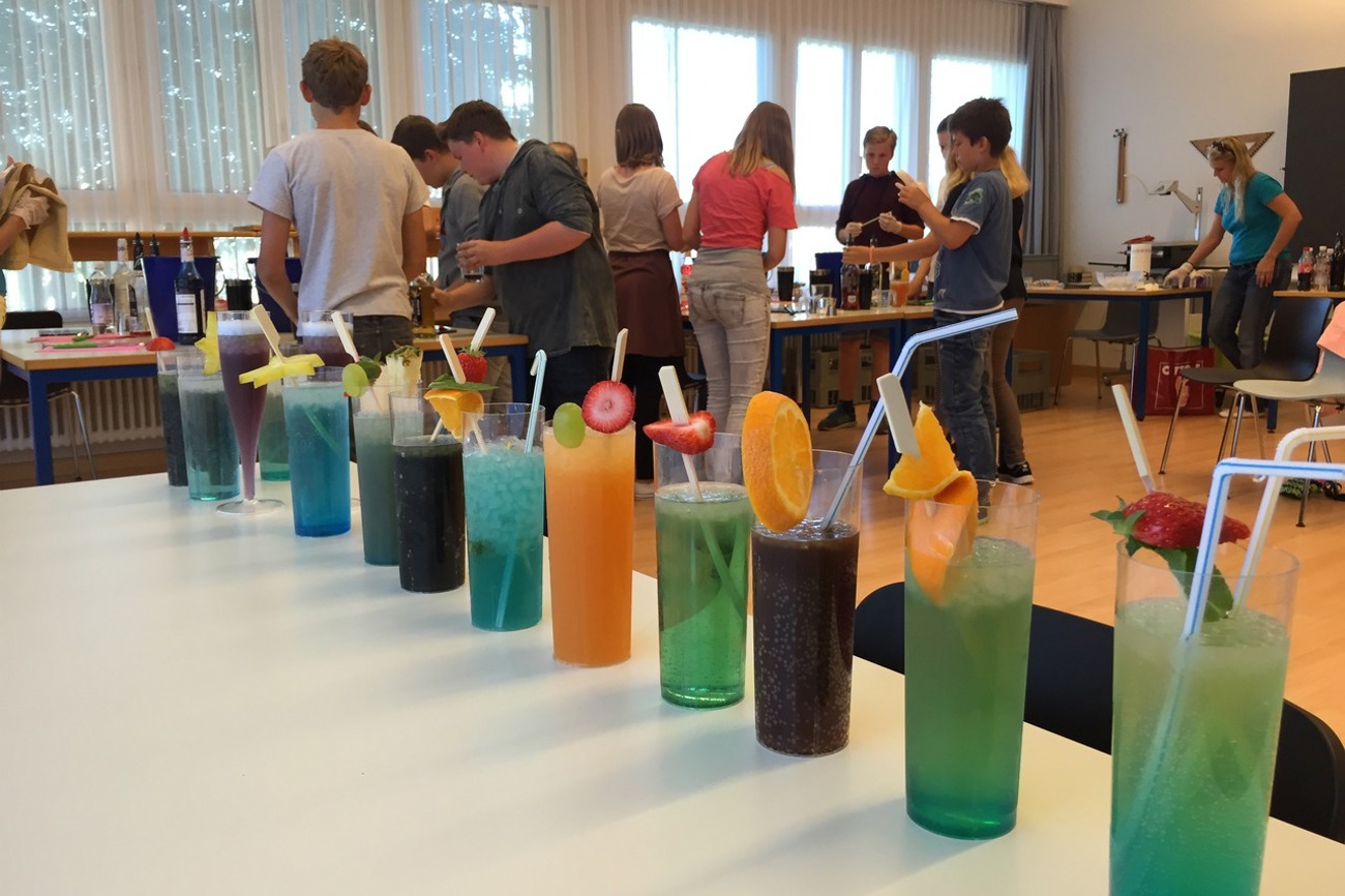 Gossauer Jugendliche mixen kunstvolle, alkoholfreie Drinks. Foto: zVg