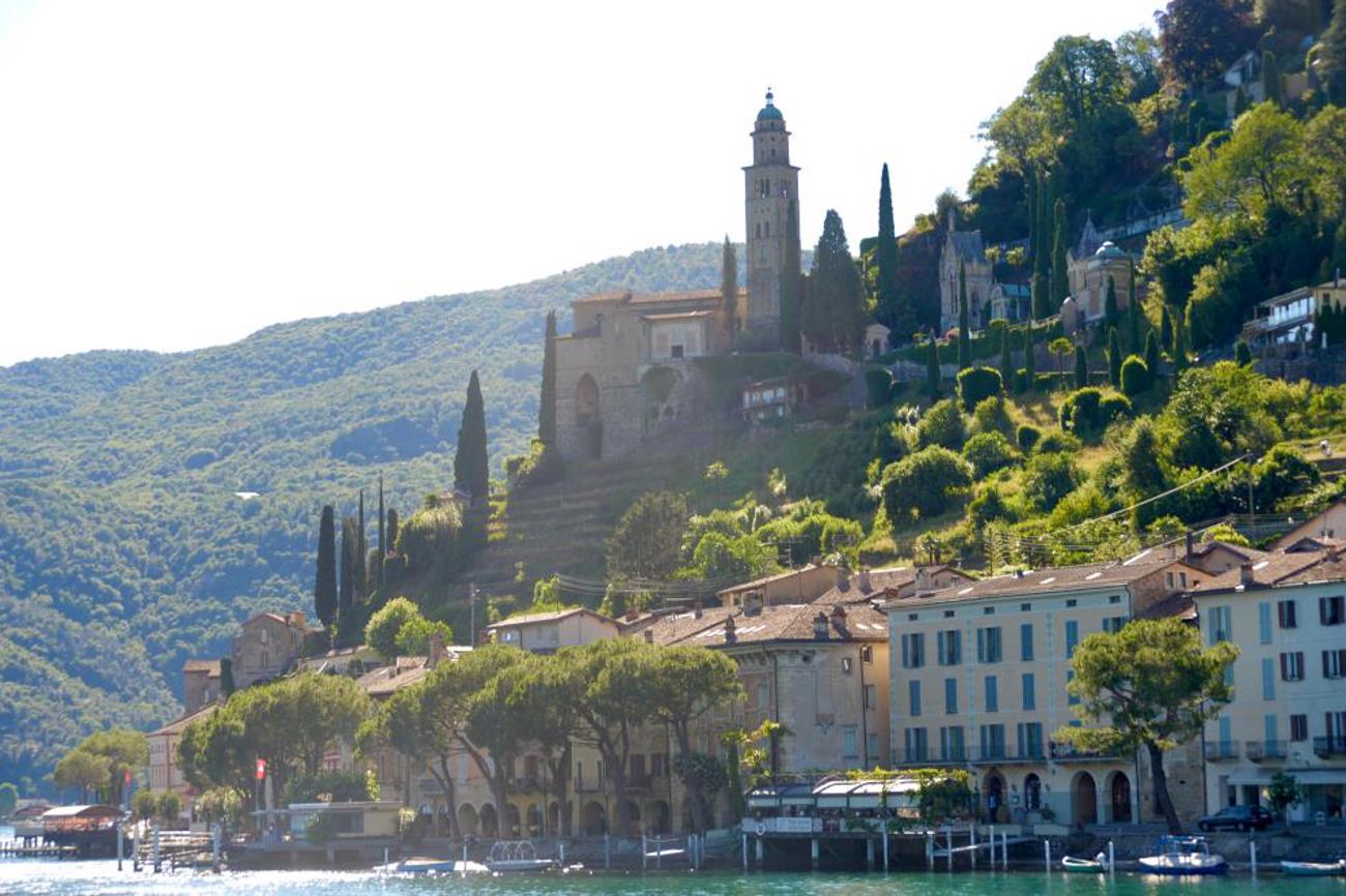 Dolce Vita unten am See, Ruhe oben am Berghang: Über dem Dorf liegt neben der Kirche der Friedhof von Morcote.