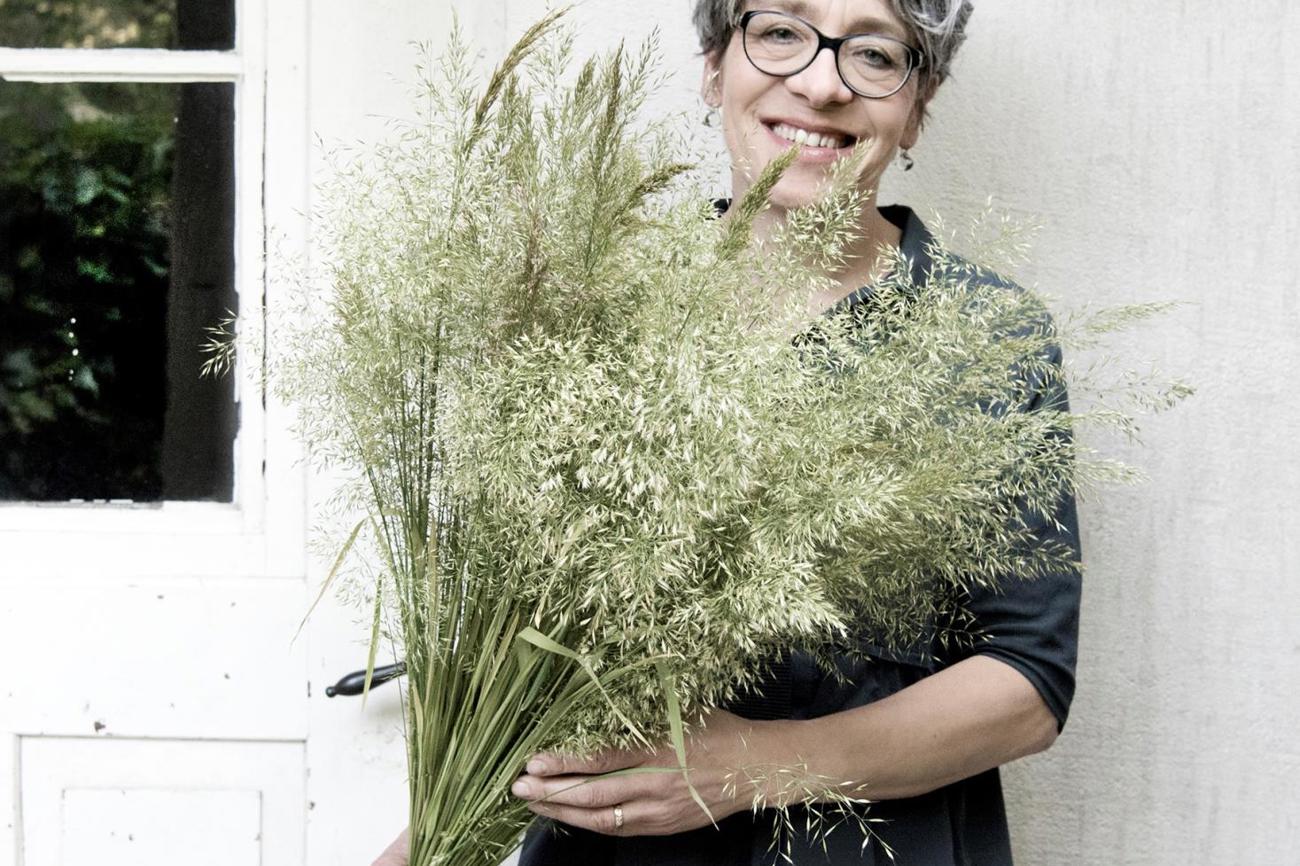 Floristin Monika Laib mit einem Grasbündel: Für sie hat die Pflanze etwas Stilles und Feines, was zum
Thema «Abschied» passe. (Bild: zVg)