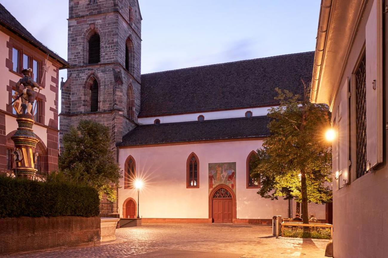 Stimmungsvolle Atmosphäre vor der Martinskirche in Basel. |Oliver Hochstrasser