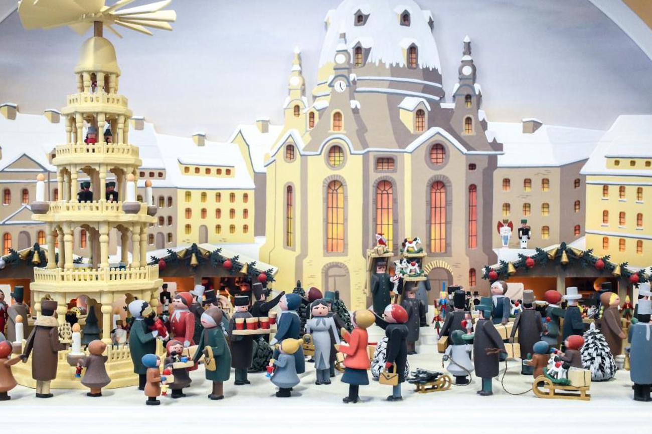 Ein bunter Weihnachtsmarkt aus Holzfiguren.|HVM St.Gallen