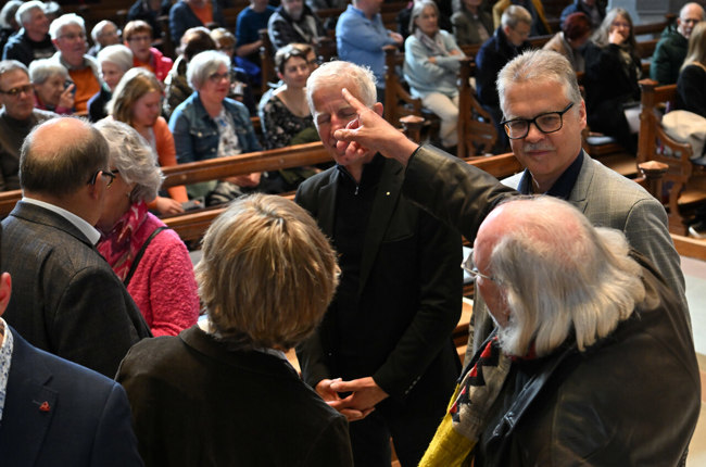 Der ehemalige Laurenzenpfarrer Hansruedi Felix (vorne rechts) erklärt Kirchenratspräsident Martin Schmidt (hinten rechts) die Kirche. Foto: Augustin Saalem