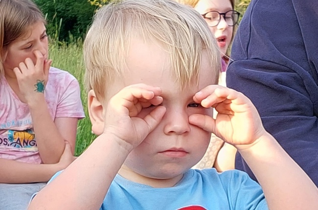 Auch die Jüngsten schauen im Family Camp ganz genau hin. Foto: zVg
