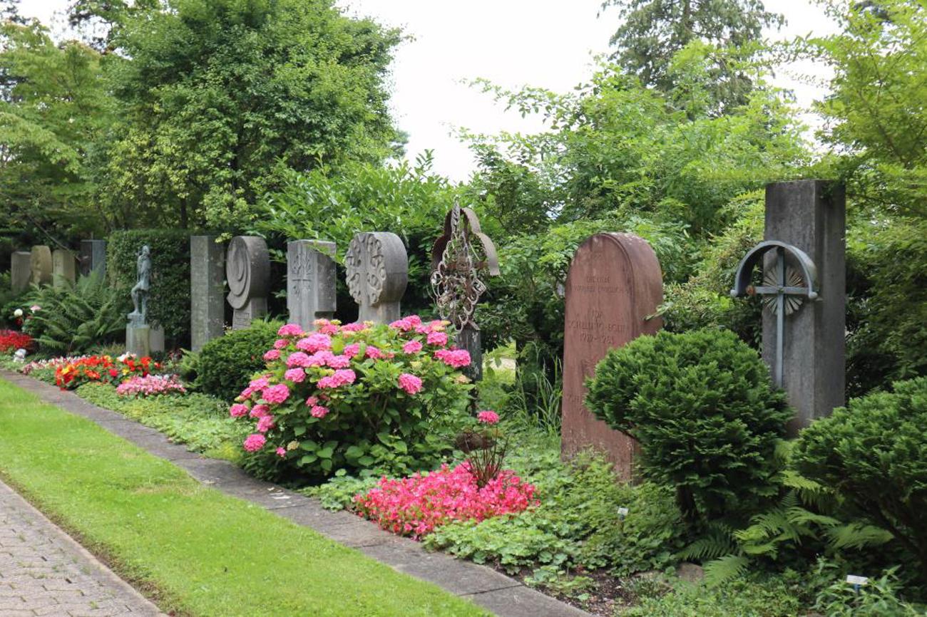 Gepflegte Grabreihen mit farbigem Blumenschmuck. | Karin Müller