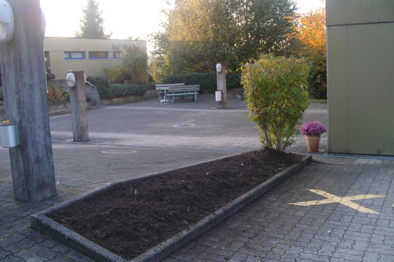 Vorher: Ungastlicher Vorplatz der Kirche Littau.