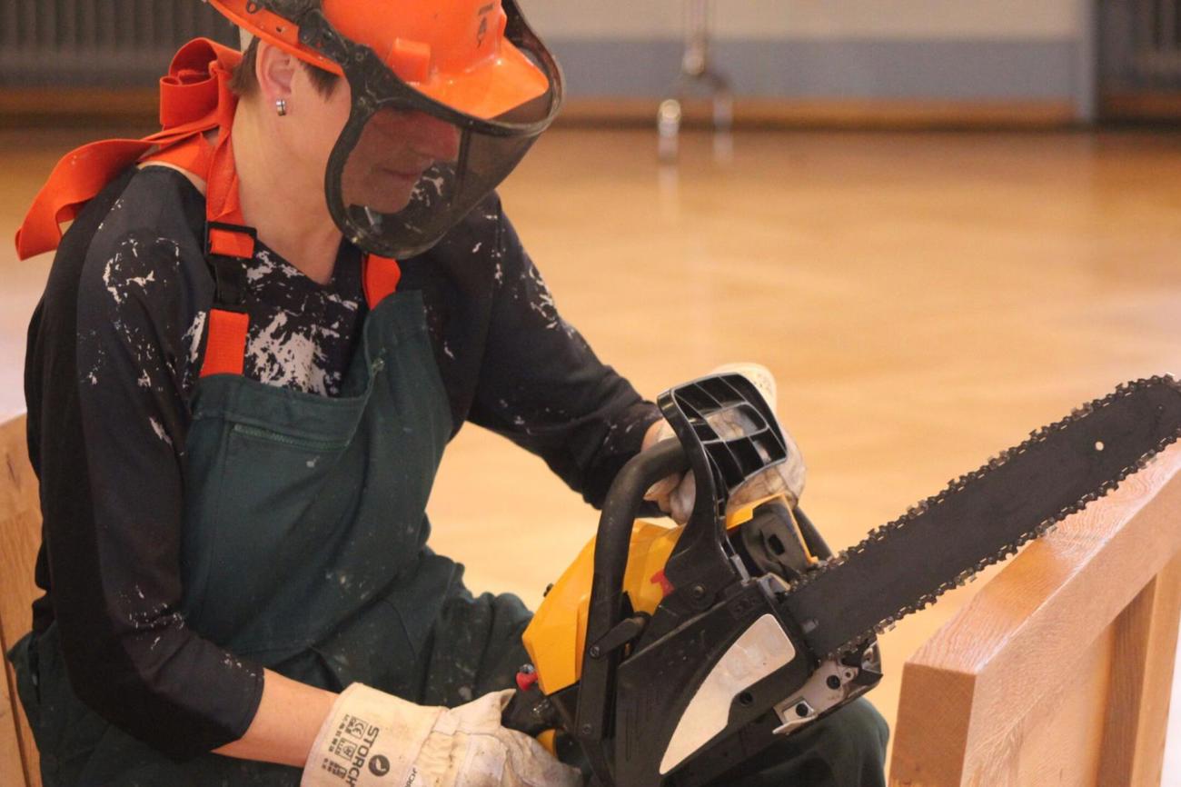 Kathrin Bolt setzt zum ersten Schnitt an der Kanzel an. Kurze Zeit später ist sie in Einzelteile zerlegt.