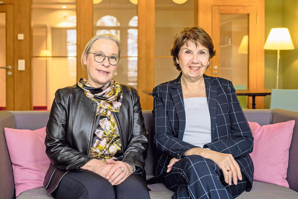 Karin Gloor (l.) und Yvette Thüring vereinen Hotellerie und Geschichte. | Foto: Katja Schmidlin