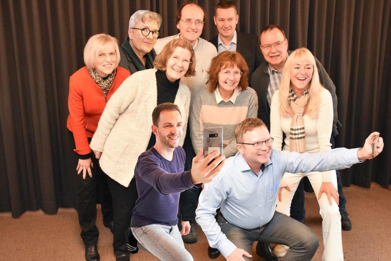 Die Redaktionskommission rüstet sich für die Onlinekommunikation und wünscht erwartungsvoll frohe Festtage 
(hinten von links): Karin Kaspers-Elekes, Esther Simon, Andy Schindler, Lars Heynen, Ernst Ritzi; (mittlere Reihe): 
Rosemarie Hoffmann, Claudia Koch, Meike Ditthardt zusammen mit den Redaktoren Cyrill Rüegger und Roman 
Salzmann. (u.v.l.) (Bild: sal)