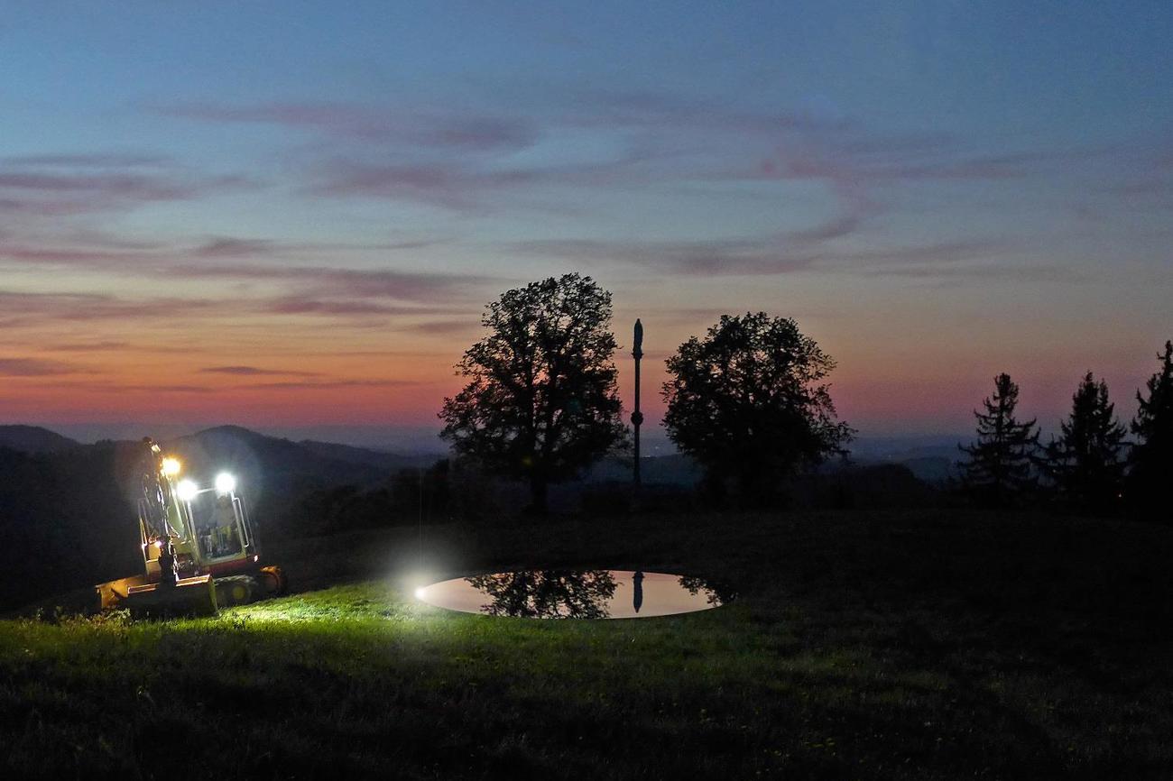 Auf der Ottenegg lässt das Thurgauer Künstlerduo «steffenschöni» für das Werk «Opaion» den Bagger auffahren.