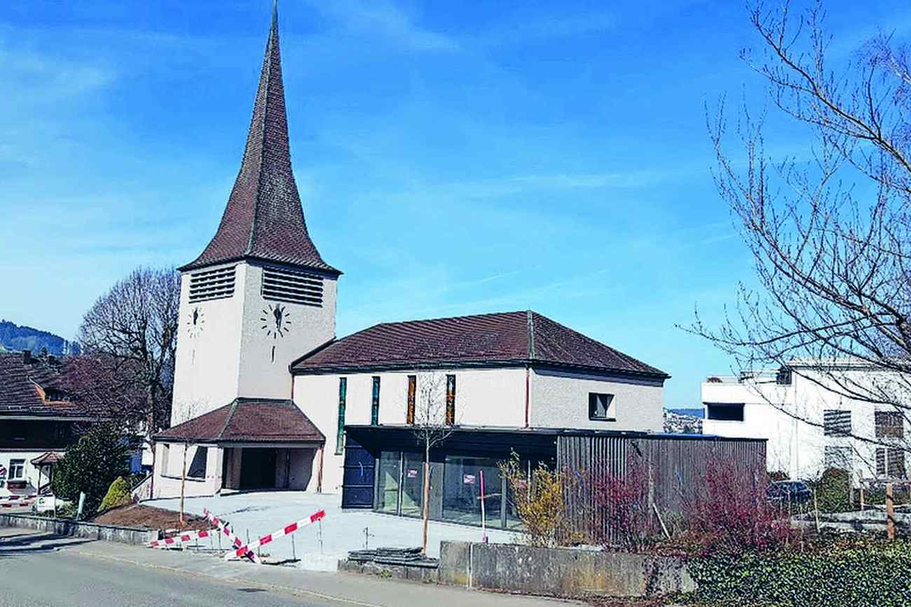 Die Kirche Lütisburg ist nun mühelos per Rollstuhl erreichbar. Eine breite, flach geneigte Rampe führt zum Kirchenareal. «Wenn nötig, kann ein Kleinbus bis vor die Tür fahren», sagt Pfarrer Fabian Kuhn. Foto: pd